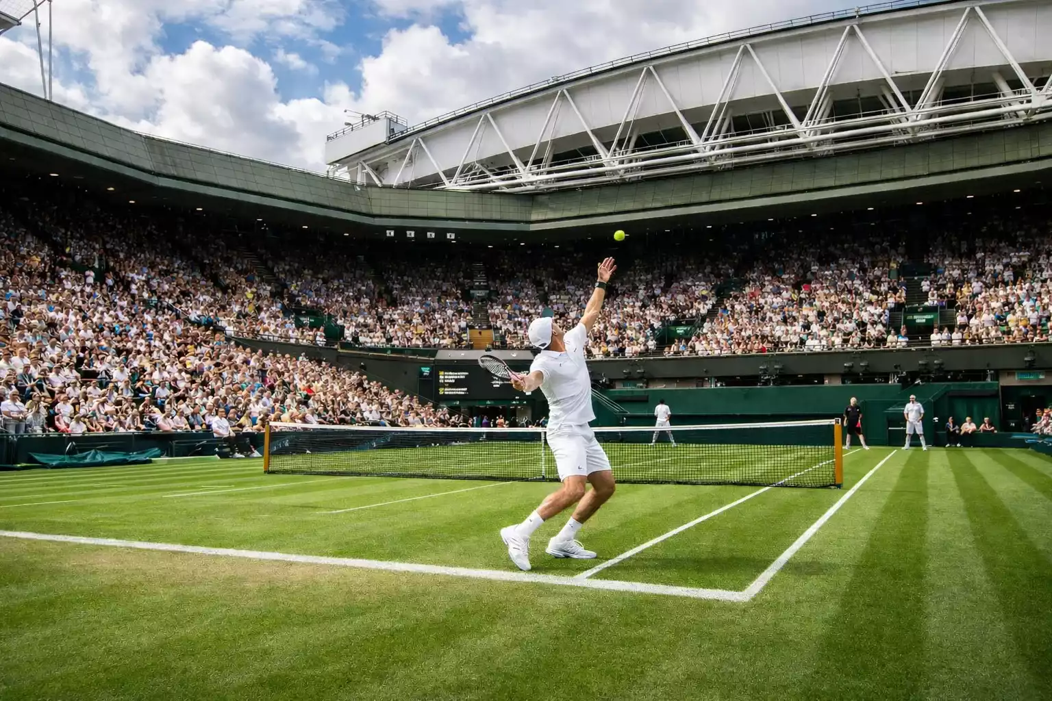 Rasenplatz mit Centre Court Atmosphäre in Wimbledon