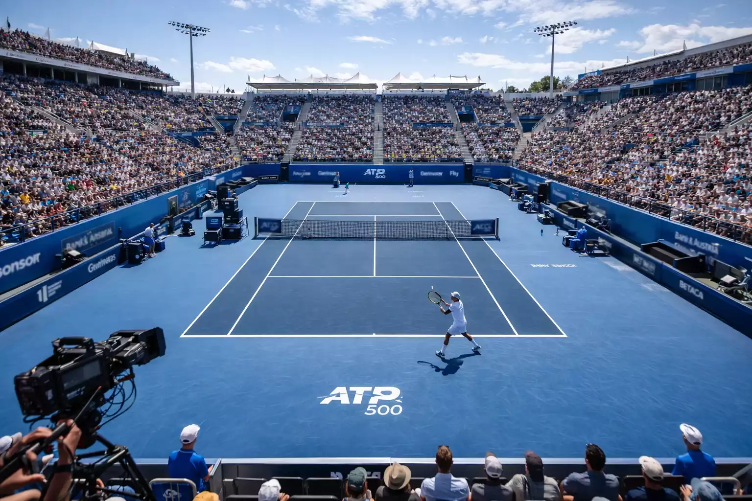 Tennisplatz mit Zuschauertribüne bei einem ATP-Turnier